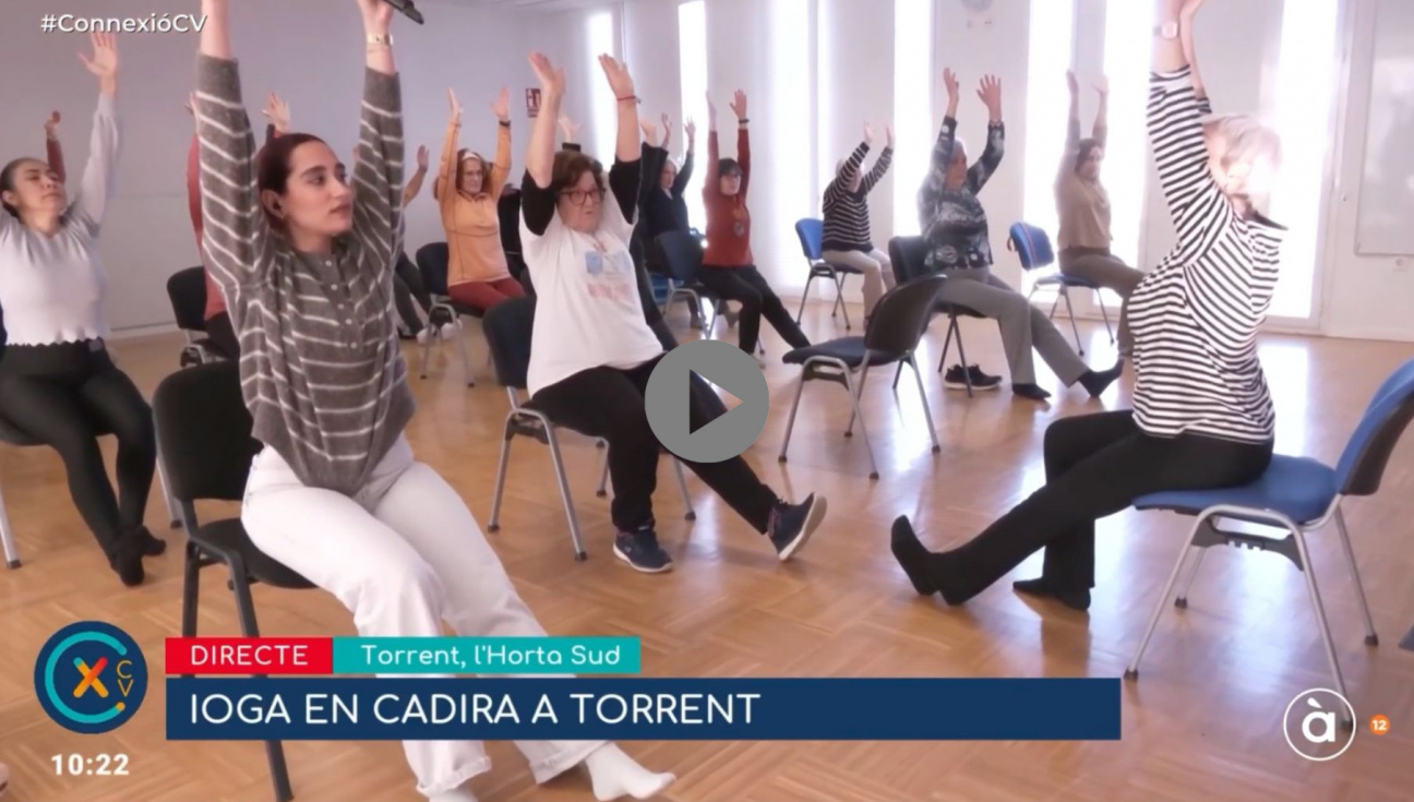 Hui hem fet ioga amb cadira en la Casa de la Dona