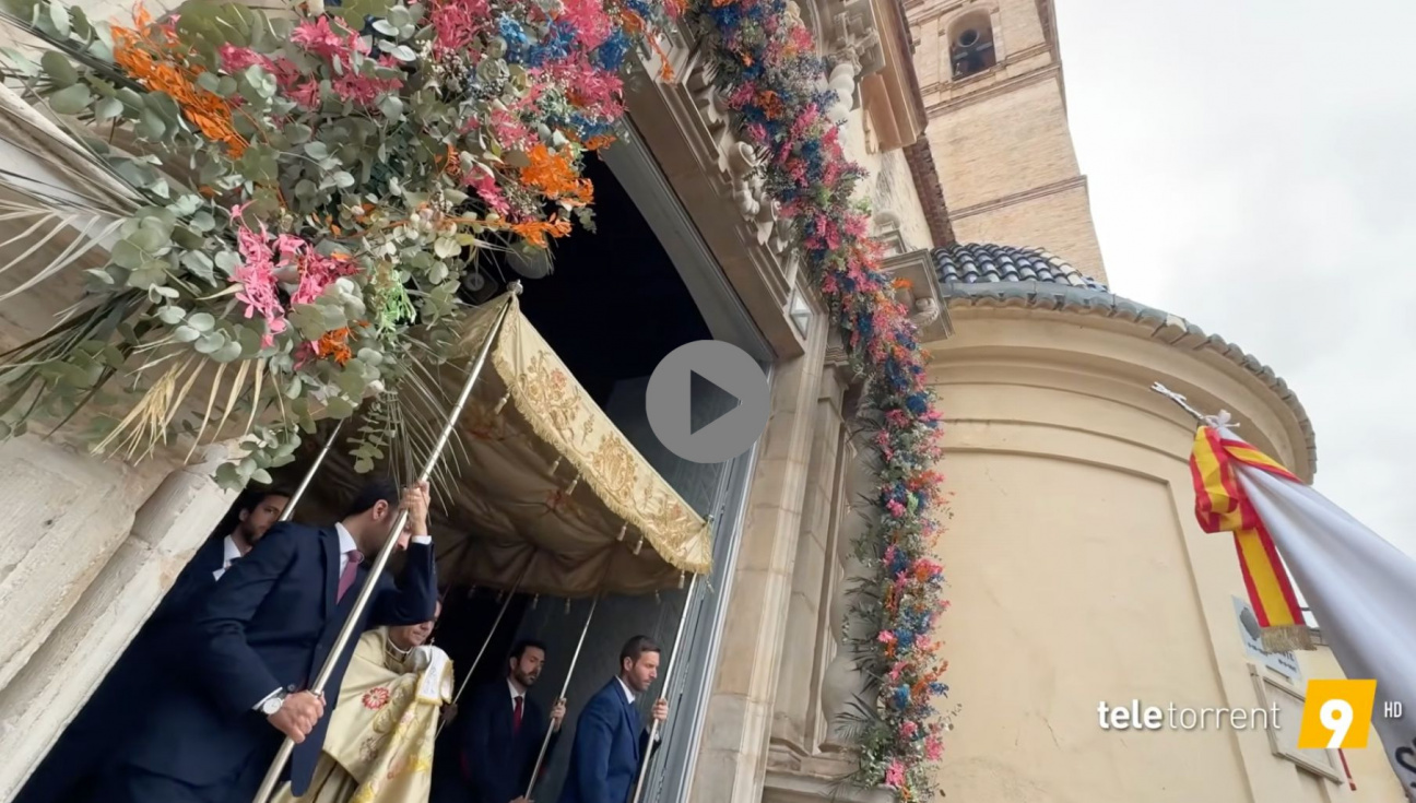 La processó dels impedits recorreix els carrers per portar la comunió a casa