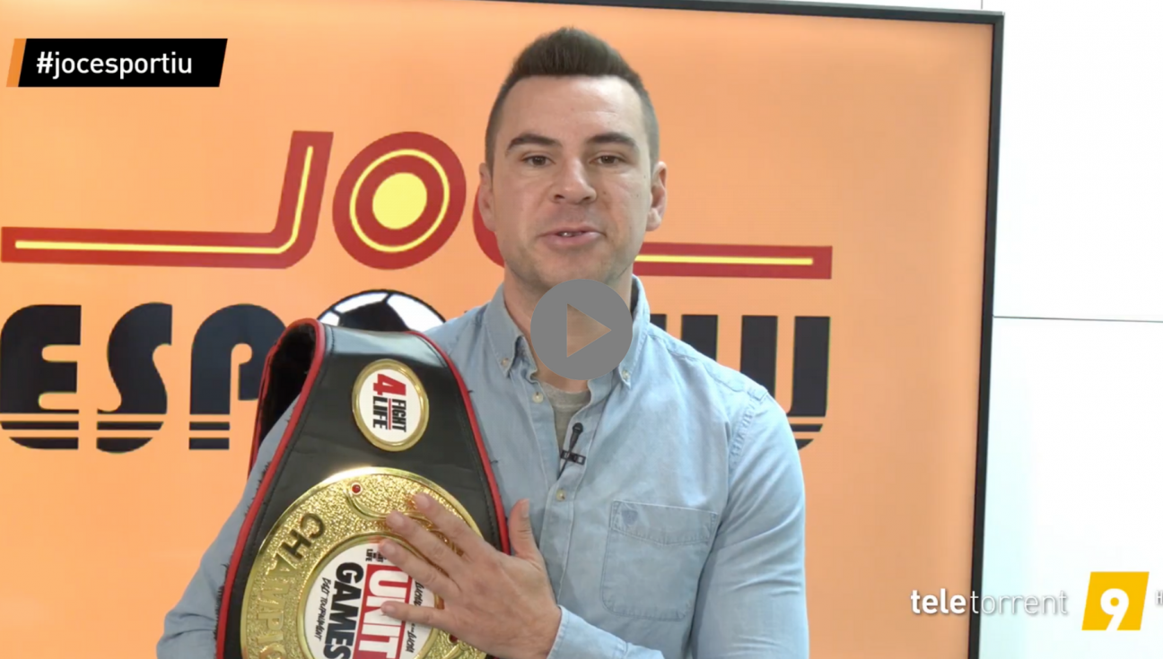 El campió de pes gall, Pedro Giménez, i dos ciclistes, Carlos Pérez i Nara Gómez